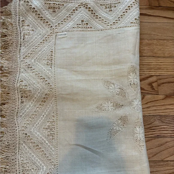 Vintage Lace Crochet Tablecloth - Picture 2 of 5
